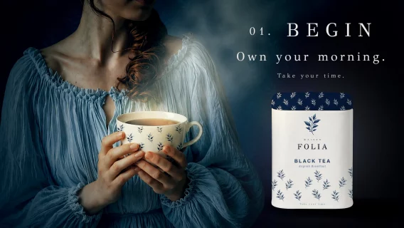 Femme dégustant une tasse de thé noir assortie au packaging Maison Folia, ambiance matinale Begin.