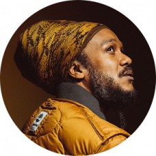 Portrait Alpha Blondy artiste ayant collaboré avec le graphiste musical Loseou