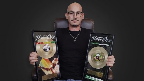 Loseou recevant ses deux disques d’or pour Yaniss Odua, Rouge Jaune Vert et Chalawa – design graphique personnalisé