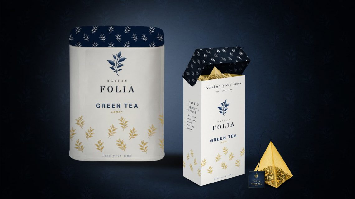 Packaging thé vert au citron Maison Folia montrant la boîte premium et l'étui avec son sachet pyramide jaune assorti.
