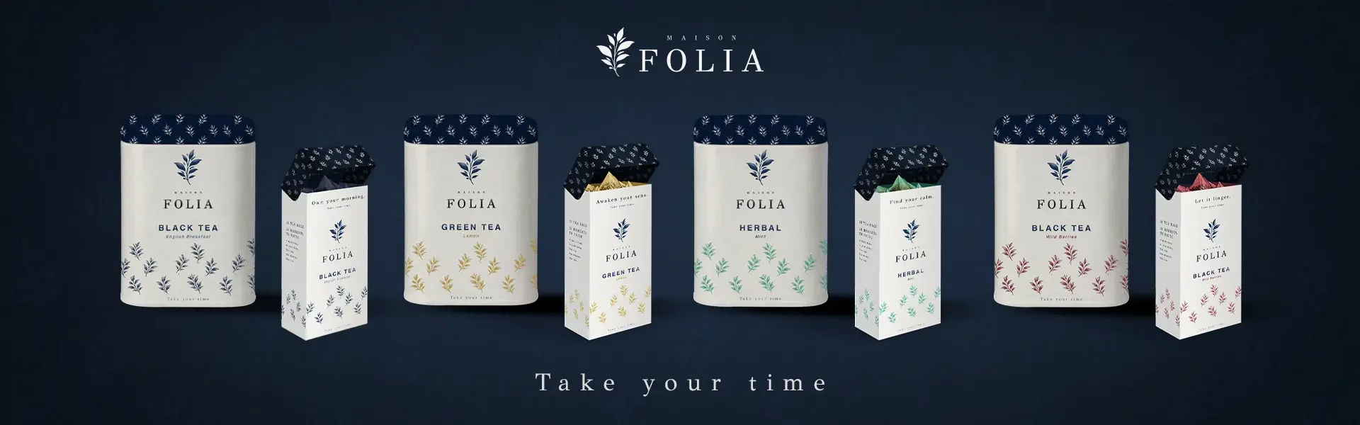 Alignement de la gamme Maison Folia présentant quatre types de packaging thé (noir, vert, infusion, baies) en boîtes céramiques et étuis cartons sur fond bleu nuit.
