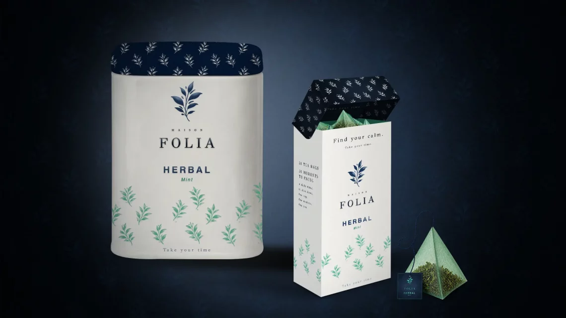 Duo de packagings Maison Folia pour infusion à la menthe avec boîte céramique et étui carton aux motifs vert menthe.