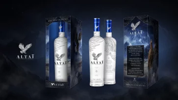 Mockup grand format de l'univers de marque et du packaging premium de la vodka Altai, avec une mise en scène dans un décor de montagnes.