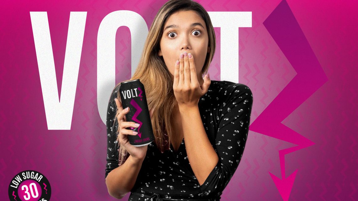 Concept publicitaire VoltZ avec modèle féminin pour une marque d’energy drink.