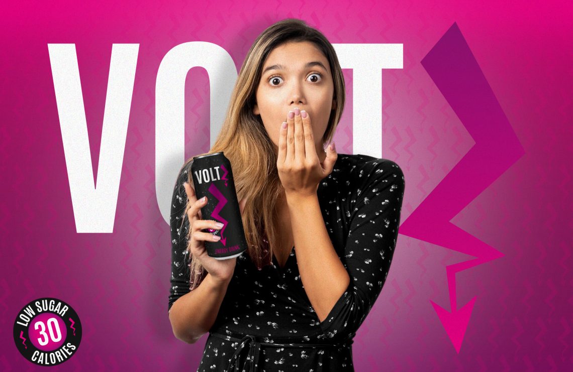 Concept publicitaire VoltZ avec modèle féminin pour une marque d’energy drink.